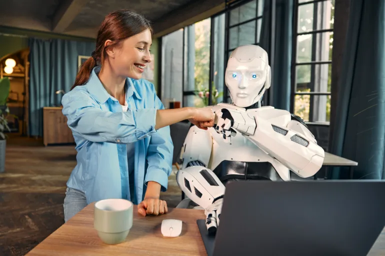 Robot y mujer trabajando en una oficina